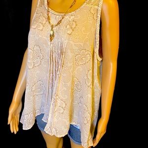 Beautiful Beige Tank! 👜